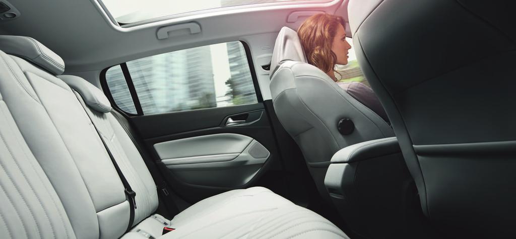 PRIVILEGOVANÁ CHVÍĽA PEUGEOT 308 rozvíja premyslenú ergonómiu. Kompaktná karoséria ponúka štedrý priestor v kabíne, kde bol každý prvok navrhnutý tak, aby sa dosiahol maximálny voľný priestor.