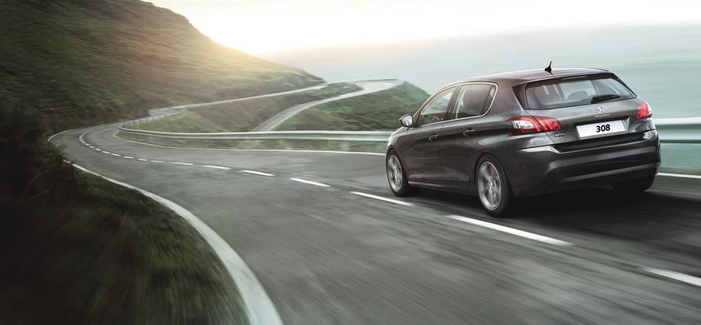 VÝBAVA PRE POKOJNÚ JAZDU PEUGEOT 308 ponúka bohatú výbavu zvyšujúcu bezpečnosť vozidla a cestujúcich, ku ktorej patrí Driver Assistance Pack pozostávajúci z aktívneho tempomatu (RVVa), výstrahy pred