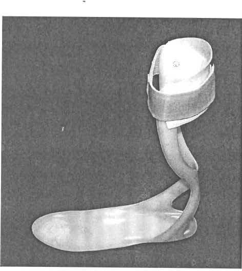 Obr.9. AFO ortéza. povede koleno do extenze. To může napomoci stabilizaci kolene ve stojné fázi kroku v pi-ípadech, kde je výrazné oslabení stabilizátorů kolene.