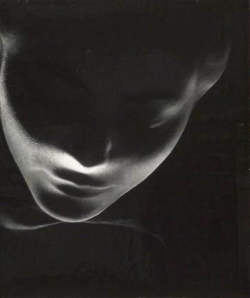 Obrázek 4 - Miroslav Hák: Maska, 1938 Víceméně současně s Hudečkem využil motiv látkou omotané tváře v roce 1938 také Miroslav Hák, pozdější člen Skupiny 42.