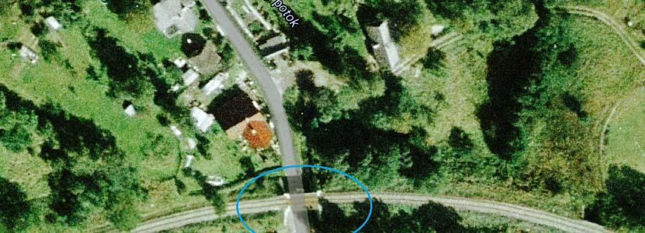 Liberec. Most přemosťuje nezpevněnou účelovou komunikaci a trvalý vodní tok. Kolej na mostu je vedena v pravém směrovém oblouku. Před mostem i za mostem je trať vedena na náspu.