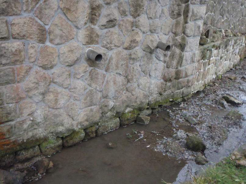 5.2.2.6 Mostní vybavení Chodníky po obou stranách koleje se nachází servisní chodníky. Chodník má šířku 1150 mm a je na vnější straně opatřen zábradlím z úhelníků.