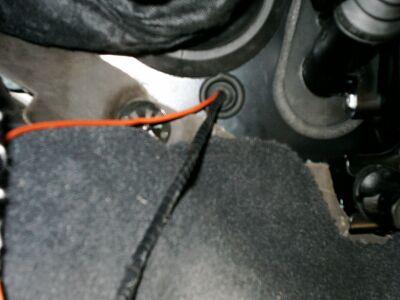 Červený kabel připojíme na pojistky popřípadě na nějaké relé, kde je spínané +12V (KL 15) Dále táhneme kabel v prostoru pro nohy až k dělící příčce trošku nalevo pod sloupkem řízení.
