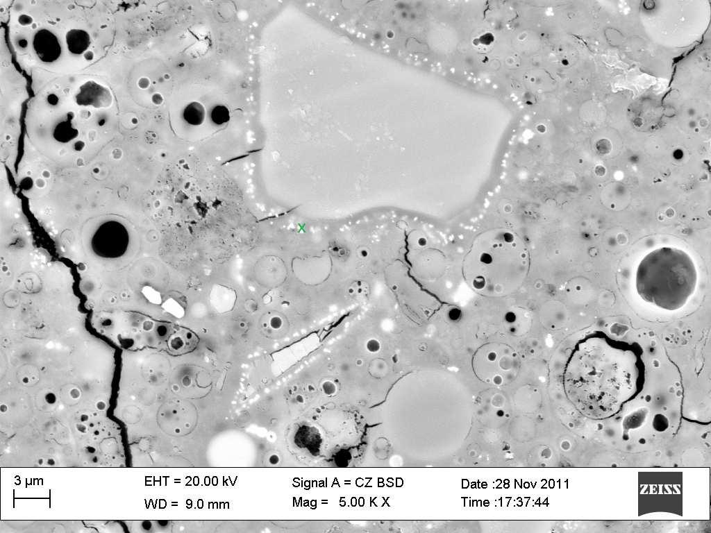 Obr. 48 SEM snímek K-aktivované matrice s přídavkem 0,1 hm% všech kovů Tab. 24 EDX analýza v bodě x na obr. 48 Prvek Energetická hladina Wt% Wt% Sigma Atomová % Standard O K_series 35.57 0.34 54.