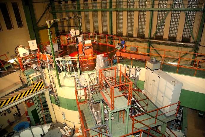 LVR-15 je výzkumný lehkovodní reaktor tankového typu s nuceným chlazením a s provozním tepelným výkonem do 10 MW. Slouží jako zdroj záření např.