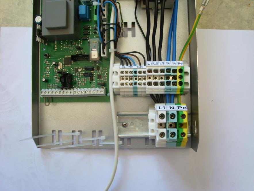 Připojení elektrokotle Therm EL 15 na jednofázový rozvod Pro připojení kotle EL 15 na jednofázový rozvod je dodávána sada svorek na DIN liště, která se přišroubuje do připravených děr v plechu pod