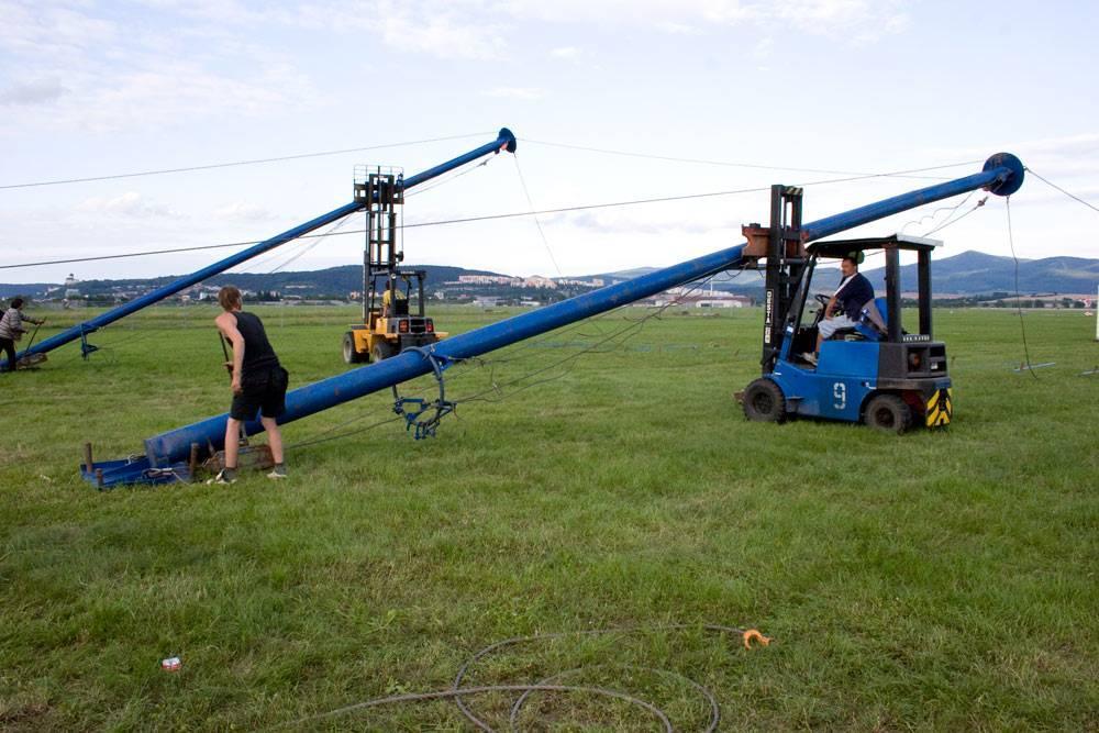 1.0 m. Okolo čapov na úložnej doske sa vztyčujú do zvislej polohy.