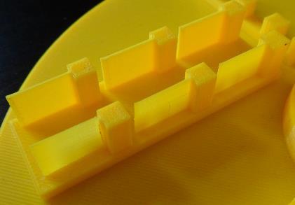 6 mm) Vnitřní žebra Na obrázku vytísku u modelu z PLA je vidět že se podařilo vytisknout všechny žebra i ty nejtenší (1, 0.8, 0.