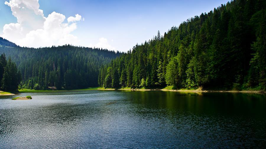 Siněvir je jezero v Zakarpatské oblasti.