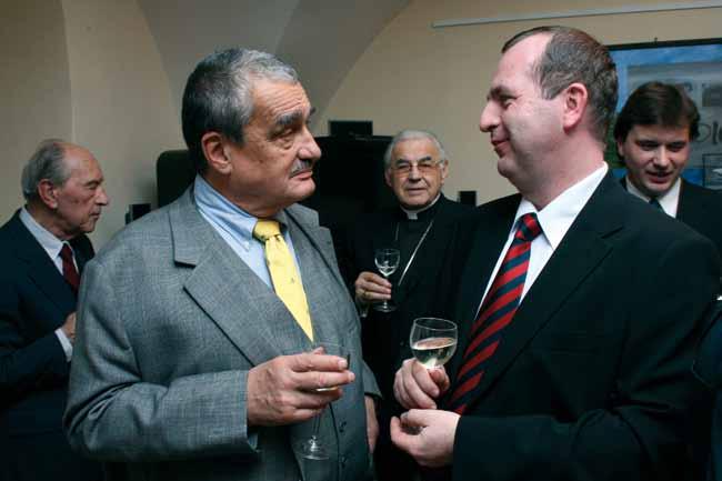 122 The special ceremony of presentation of the book The Coronation Order of the Kings of Bohemia was attended by Senator Karel Schwarzenberg, Cardinal Miloslav Vlk, the manager of the Office to the
