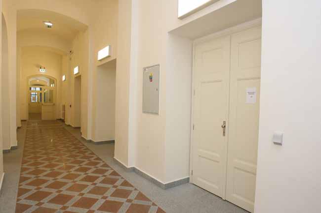 16 The vestibule of the building at 4 U Nemocnice.