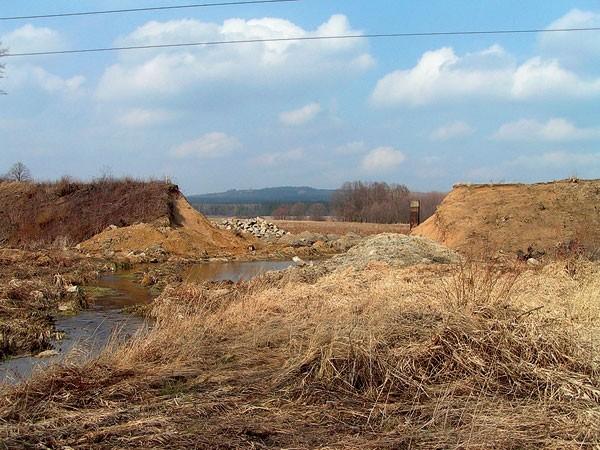 4 PORUŠENÍ SYPANÝCH ZEMNÍCH HRÁZÍ S výstavbou sypaných zemních hrází, které zadržují vodu stále nebo jen nárazově, je vždy spojeno riziko jejich porušení.