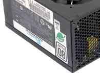 Zdroj Seasonic M12-700 zaujme už na první pohled svou robustní a poctivou konstrukcí se zadní mřížkou ve tvaru plástve a rovnou dvěma ventilátory hlavním (12cm) a druhým pomocným (8cm), který se
