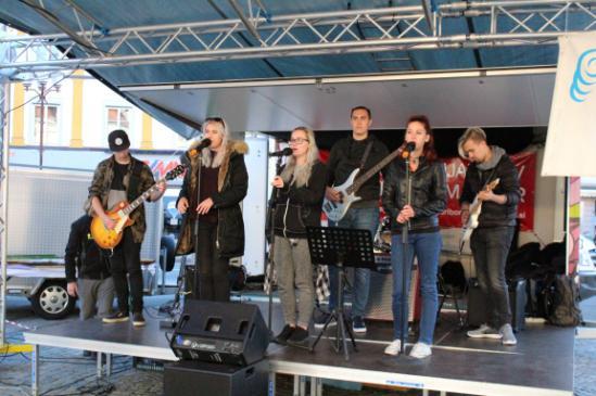 POP-ROCK DELAVNICE Vsebina: tečaji PETJA, KITARE, BAS KITARE IN BOBNOV igranje/ petje v POP-ROCK BENDU NASTOPI v šoli in izven nje izpopolnjevanje tehnike igranja na instrumente in petja veselje do