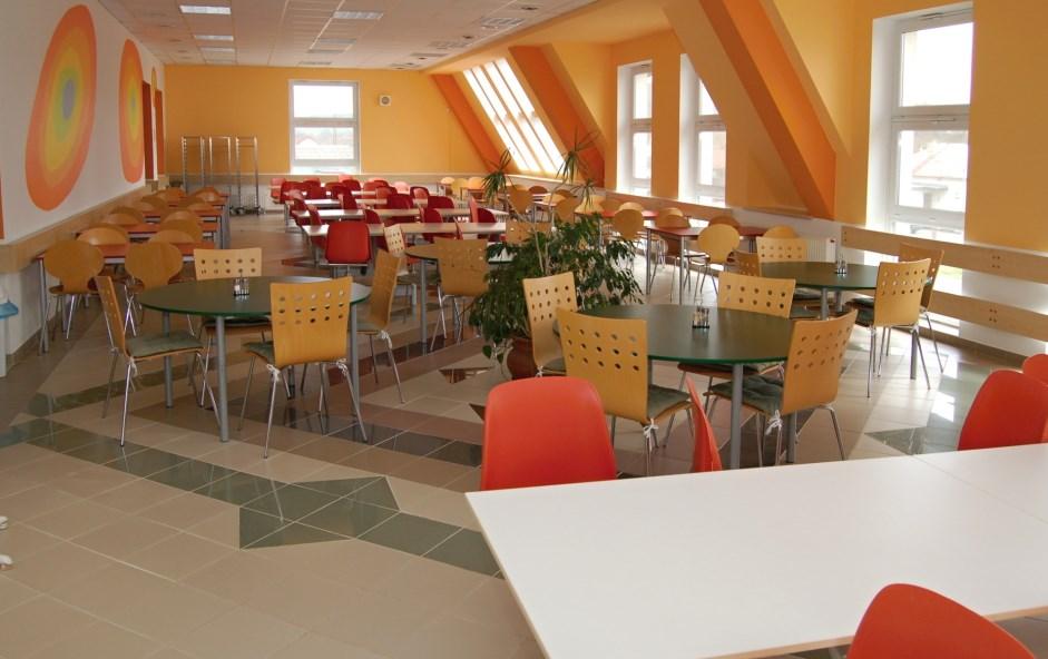 14.3. Materiální a technické zabezpečení V tomto školním roce proběhly kromě běžné údržby následující úpravy a investice: V budově 1.