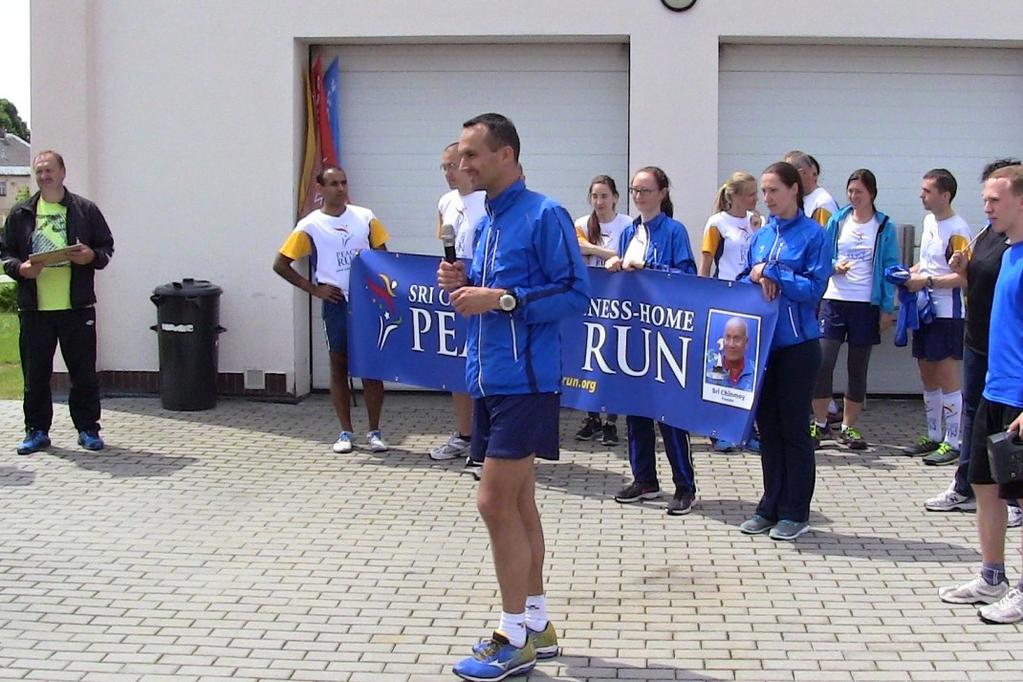 Mezinárodní běh Peace run při zastávce na sportovišti základní školy 15.4.