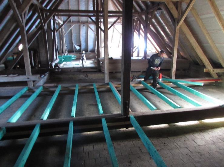 Projekt vestavby dvou podkrovních tříd a zázemí zpracovala projektová kancelář Mastný Plzeň. Ve výběrovém řízení na dodavatele díla zvítězila firma W&W STAVBY s.r.o. Plzeň. Práce v podkroví byly zahájeny v dubnu 2016.