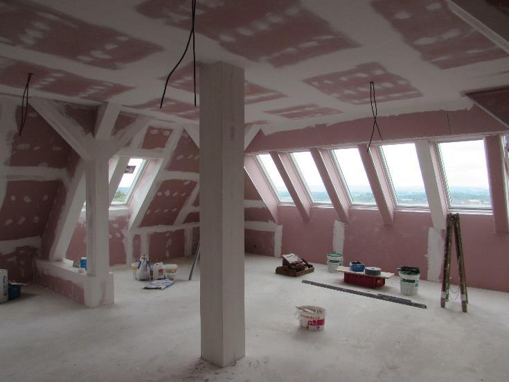 osvětlení, ve všech průrazech pro instalaci vody, topení nebo elektřiny byly zabudovány protipožární ucpávky.