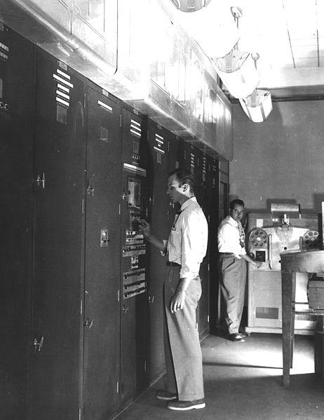 EDVAC (1949) Electronic Discrete Variable Automatic Computer. První počítač von Neumannovy architektury. Využíval dvojkovou soustavu, umožňoval uložit program do paměti.