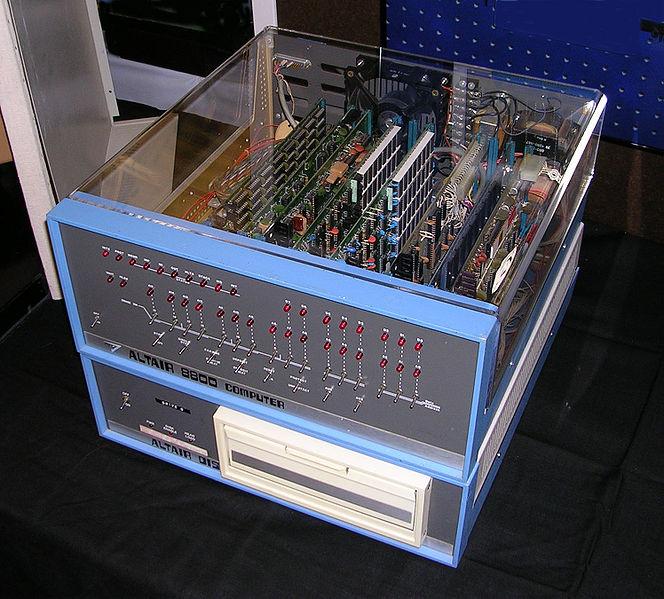 Altair 8080 (1974) Vyráběný firmou MITS (Micro Instrumentation and Telemetry Systems). Považován za první osobní počítač. Založen na procesoru Intel 8080 (8bitový).