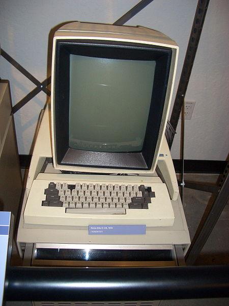 Xerox Alto (1973) Vyvinutý v Xerox PARC, označen za první osobní počítač. První počítač s myší-ovladatelným GUI (metafora pracovní plochy).