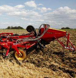 Secí stroj vytvořený z TopDown a BioDrill TopDown má řadu variant použití, které pokrývají většinu funkcí, které se mohou požadovat od moderního stroje na zpracování půdy.
