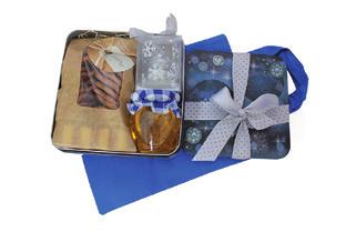 krabičke Modrá dóza s vianočným dizajnom, 150 x 150 x 75 mm, stuha, komplimentka v cene 15,50 Čerstvý mix vianočného pečiva, možnosť výberu jednotl. druhov linecké a iné vianočné pečivo, cca 230 gr.
