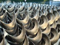 TAŽÉ SPIRÁLY S ROZDÍLNOU TLOUŠŤKOU MATERIÁLU CONTINUOUS FLIGHTING FROM METAL STRIP Kontinuelní spirály v jednom celku z uhlíkové a nerezové oceli se zužující se tloušťkou od kořene.