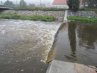 10 m3/s Pohled na stupeň - průtok 10 m3/s 16 14 12 ORIENTAČNÍ PRŮTOKOVÉ POMĚRY MIN. ZŮSTAT.