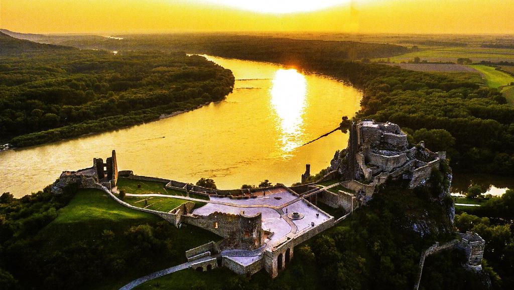 DĚVÍN (DOWINA) - strážní hrad nad soutokem Dunaje a Moravy - zmínka k r.