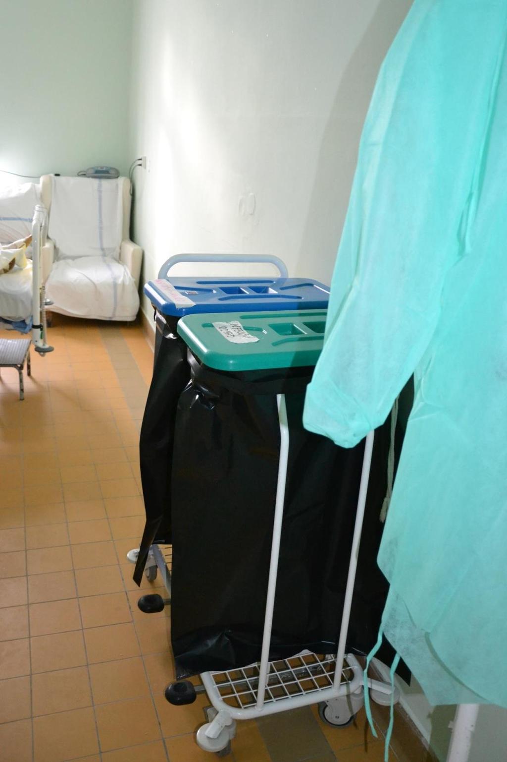 Likvidácia odpadu odpad sa odkladá do vyčlenených a označených vriec jednorázové OOPP sa vyzliekajú PRED odchodom z izby a ukladajú do