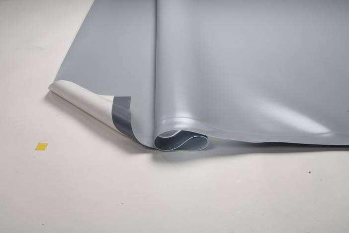 pagina 18 FATRAFOL-S Hidroizolația acoperişurilor 2.1.9 Descrierea şi specificația tehnică a tipurilor individuale de membrane hidroizolatoare 2.1.9.1 Membrană hidroizolatoare din PVC-P 2.1.9.1.1 Membrana hidroizolatoare FATRAFOL 807 DESCRIEREA PRODUSULUI FATRAFOL 807 (807/F, 807 AA) este o membrană de acoperiş pe bază de PVC-P cu strat de fond din material textil nețesut PES.