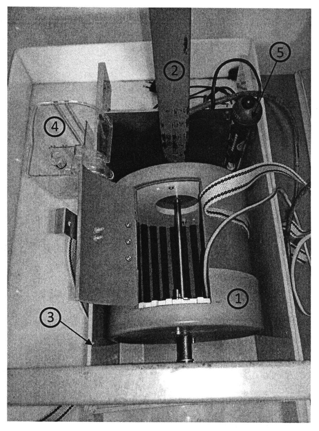 Lukáš Marusič Obrázek 24 zkušební zařízení: 1 - trubka DN200 s grafitovými elektrodami, 2 - konzole, 3 - KTL vana, 4 čerpadlo, 5 topná spirála [14] Zařízení pracovalo na principu dávkové výroby.