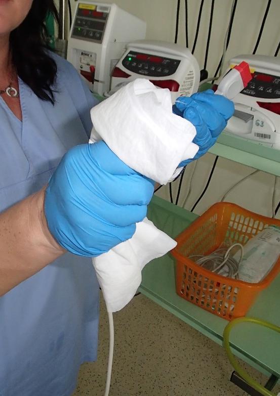 DEZINFEKCE OCHRANNÁ - profylaktická Je prováděna všude tam, kde lze předpokládat přítomnost původců nákaz.