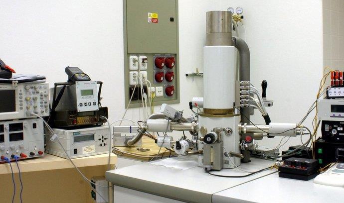 Enviromentální rastrovací elektronový mikroskop Aquasem II Brněnští vědci z Ústavu přístrojové techniky AV ČR (ÚPT) a Mendelovy univerzity představili novou metodu