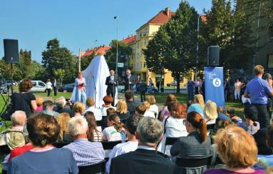 U Pragu otkriven spomenik Nikoli Tesli, najveći na svijetu Genij iz Like povezao Hrvate i Čehe Na otkrivanju spomenika bilo je nekoliko stotina Pražana i gostiju Svečanost je imala pravi