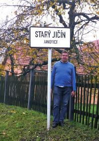 Na ulazu u Janovice Dakle, doseljavaju se dva brata, František i Matěj s djecom.