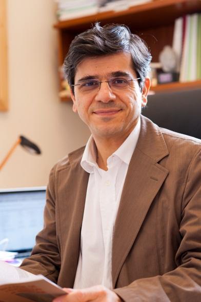 Dr. Robert Barouki absolvoval PGS studium v oboru farmakologie na University of Paris VI a poté úspěšně působil jako postdoc na Johns Hopkins School of Medicine v Baltimore, USA.