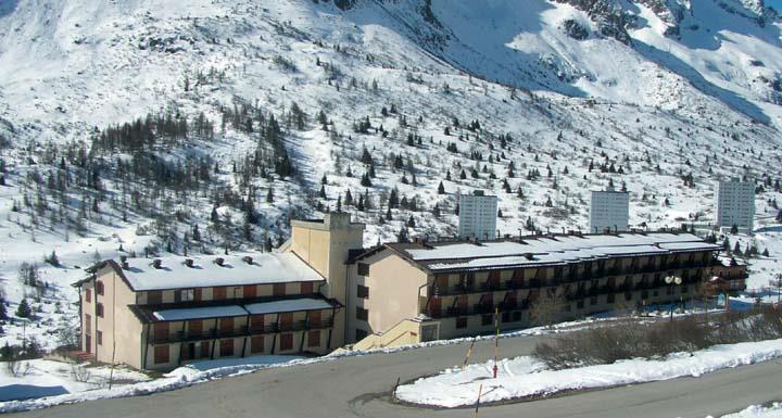 zahrnut v ceně všech pobytů a umožňuje neomezeně lyžovat v oblasti Tonale/Ponte di Legno/Presena/Temú příslušný počet dnů. Držitele opravňuje využívat skibusy v Tonale. Kauce na skipas 5.