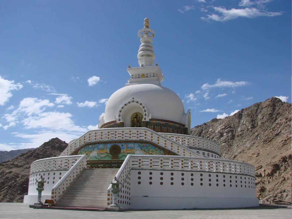 Michael Goodine: Wikipedia.org: File:Shanti_Stupa.jpg [online]. 27 July 2007 [cit. 2010-11-11].