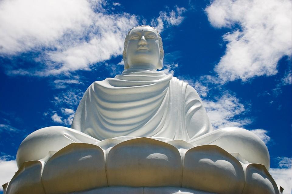 Petr Ruzicka: Wikipedia.org: File:Buddha_statue,_Nha_Trang.jpg [online]. 20 May 2006 [cit. 2010-11-11].