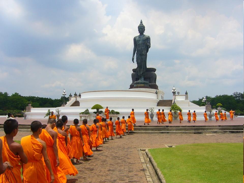 Tevaprapas Makklay: Wikipedia.org: File:Phutthamonthon_Buddha.JPG [online]. 2006 [cit. 2010-11-11].