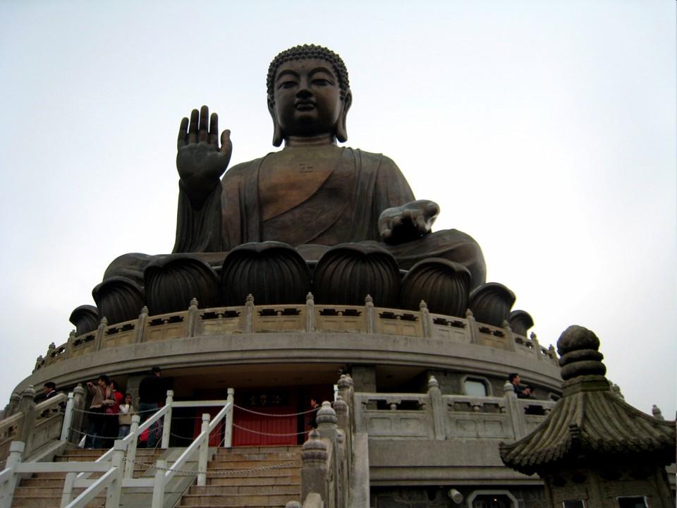 EvieSeo: Wikipedia.org: File:Lantau_buddha_hongkong.jpg [online]. 12 January 2008 [cit. 2010-11-11].