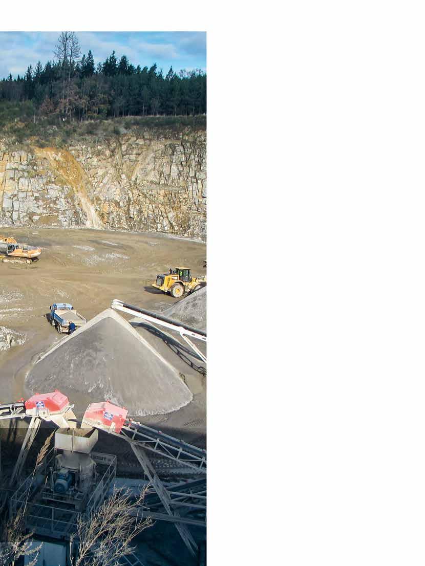 PO STOPÁCH STROJŮ CAT Nakládka materiálu pomocí nového nakladače Cat 972M XE První stroje Cat a rovnou prémiová řada XE! Jak už bylo řečeno, v lomu Deštno jsou stroje značky Cat nováčky.