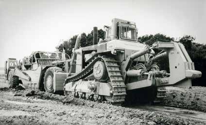 HISTORIE Série unikátních dobových fotografií zachycuje dozer Cat D10 na konci sedmdesátých let Podvozek se musel změnit Ukázalo se, že aby nový dozer splnil všechna výkonnostní kritéria a zároveň