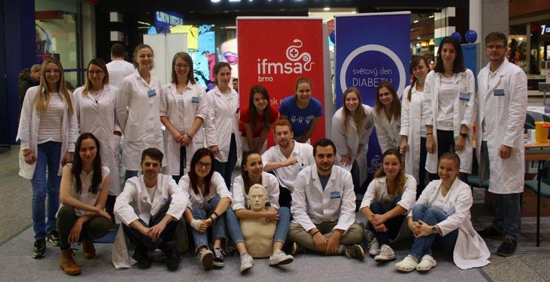 Reportáž Světový den diabetu aneb bojujme proti nevědomosti Veronika Sochorová, Tereza Musilová, Martin Kovář Medici před dvoudenním maratonem Světový den diabetu byl stanoven mezinárodní federací