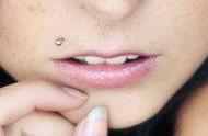 1.3 Lokalizace piercingů 1.3.1 Lokalizace extraorální a intraorální Mezi piercingy umístěné extraorálně a intraorálně řadíme: Piercing po stranách horního rtu Piercing ve středu horního rtu Piercing