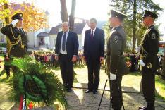 I ona i dožupan iz redova srpske manjine Saša Lukić svoj ured umjesto u Bjelovaru imaju u Daruvaru u zgradi gradske uprave.