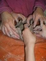 kořenové čakry města, kde jsme vyhloubili otvor do Země a vložili do něj sošku umístěnou na lotosu, pak