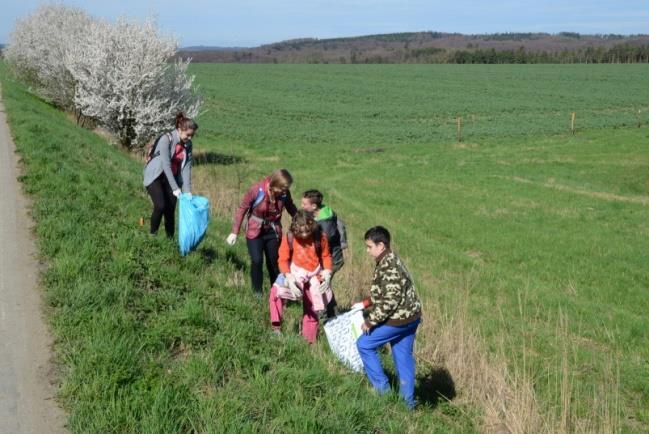 Do úklidu krasu se zapojily i základní školy regionu, spolupracující NGO organizace, organizace České speleologické